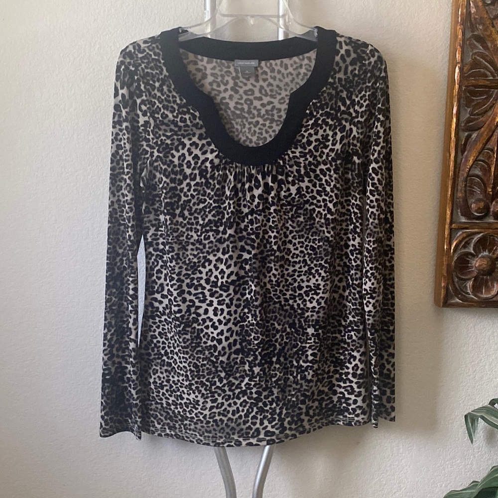 Brand: ann taylor size: m. Black and white